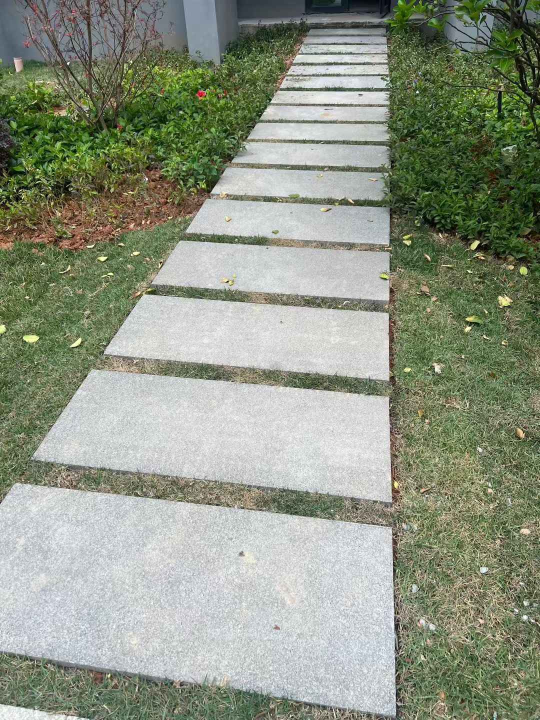 驻马店 芝麻黑小区踏步、汀步石铺装效果