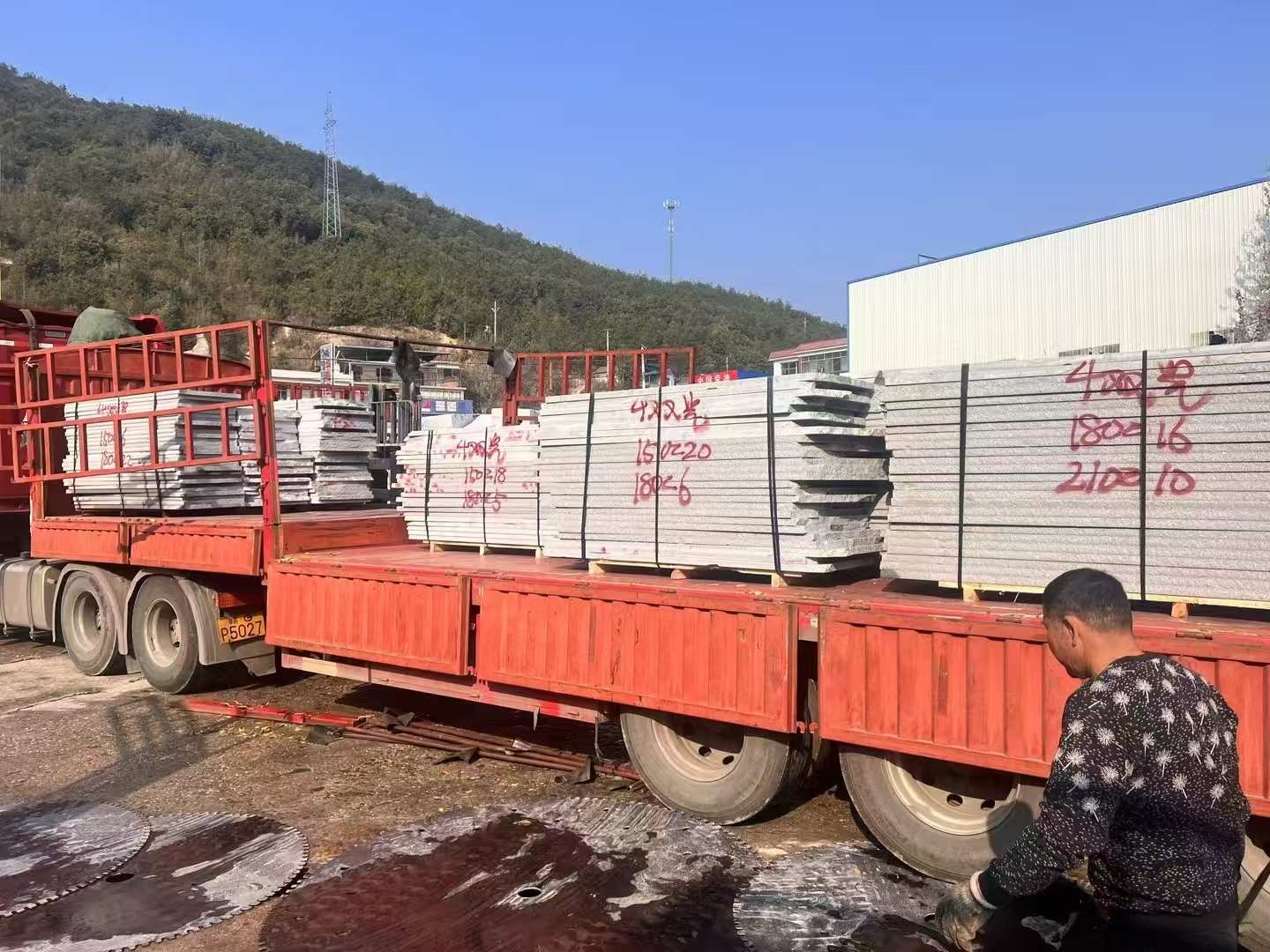 驻马店 芝麻灰花岗岩光面毛板出货日常