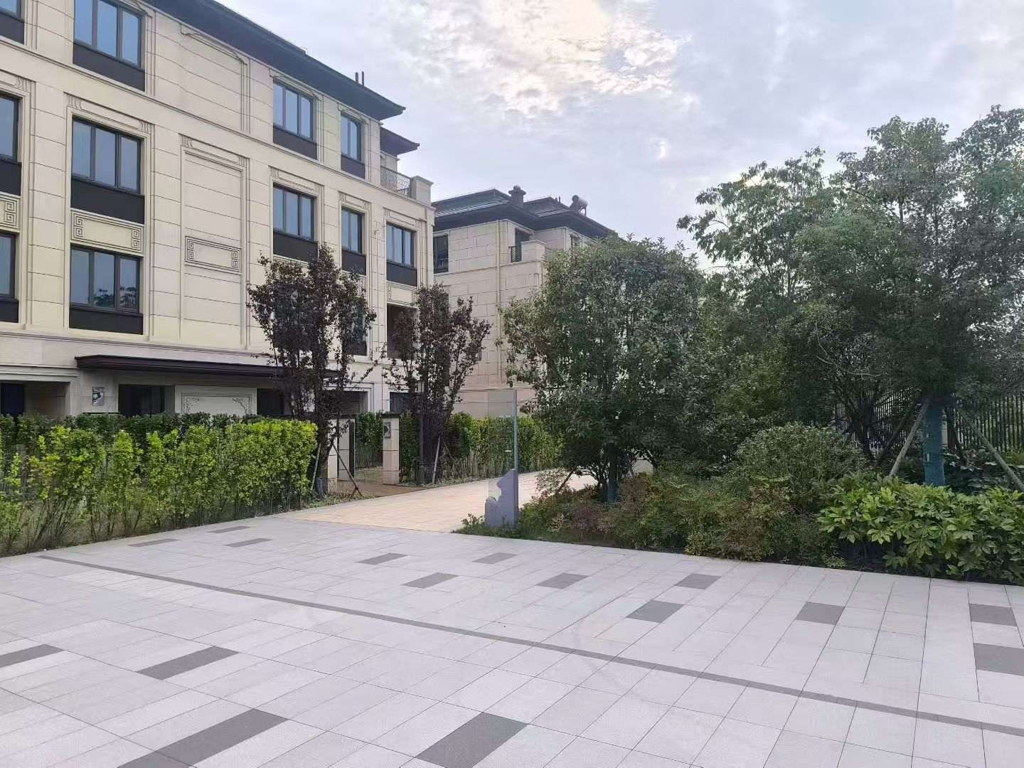 驻马店 芝麻白与芝麻白搭配铺装，尺寸1200*600