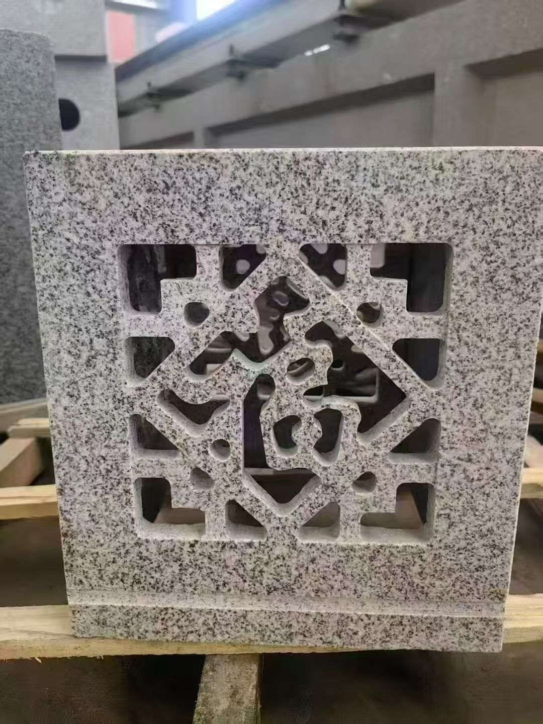 驻马店 芝麻白花岗岩镂空雕花灯笼